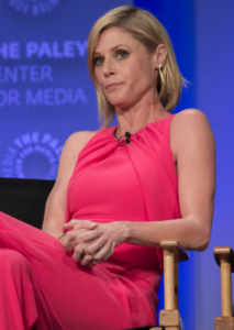 Julie bowen wearing pink dress, she is so gorgues. She did not age for last 20 years. This is quite unique photo of her, becasue she almost never has short haircut
